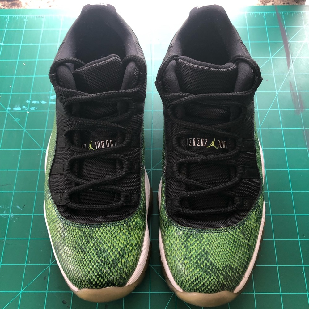 Snakeskin 11’s low